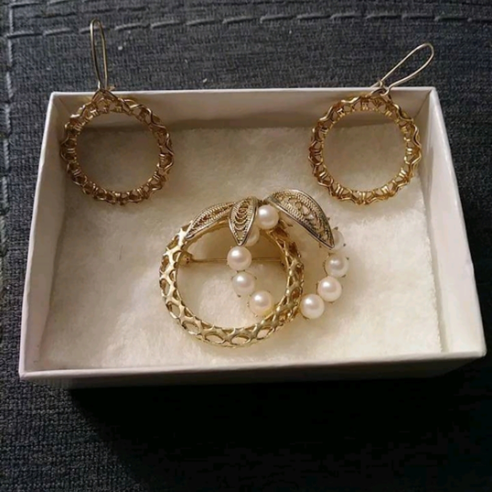 Vintage Hobie Pearl and gold tone brooch and earrings